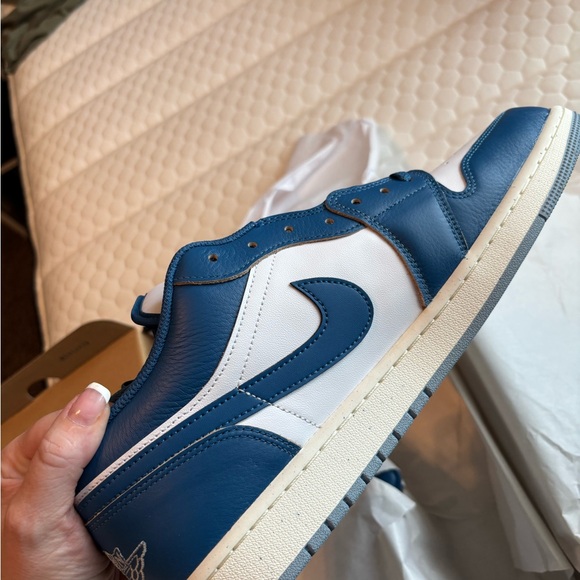 NIKE Jordan BRAND BEW NEVER BEEN WORN Men's Navy and White Sneakers - Picture 3 of 5